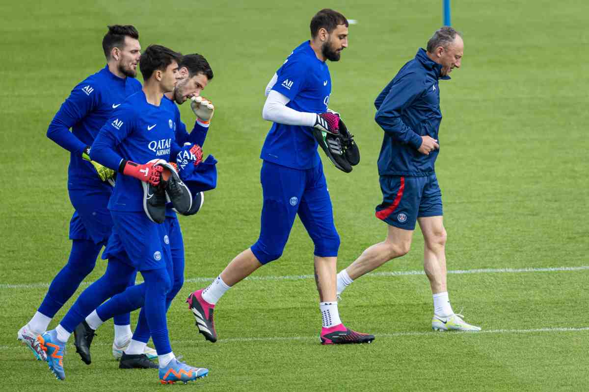 Spinelli con i portieri del PSG 