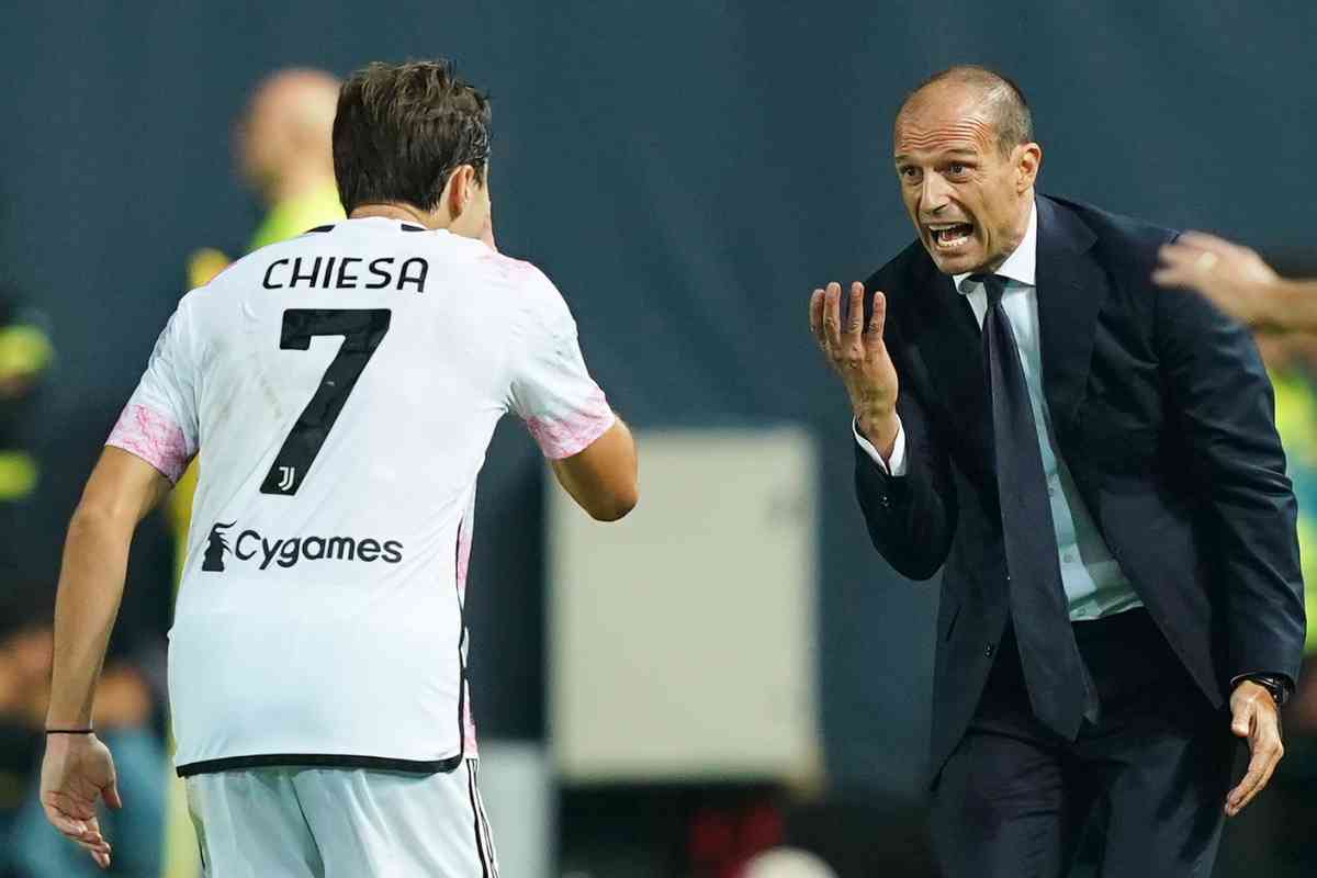 Federico Chiesa discute con Massimiliano Allegri