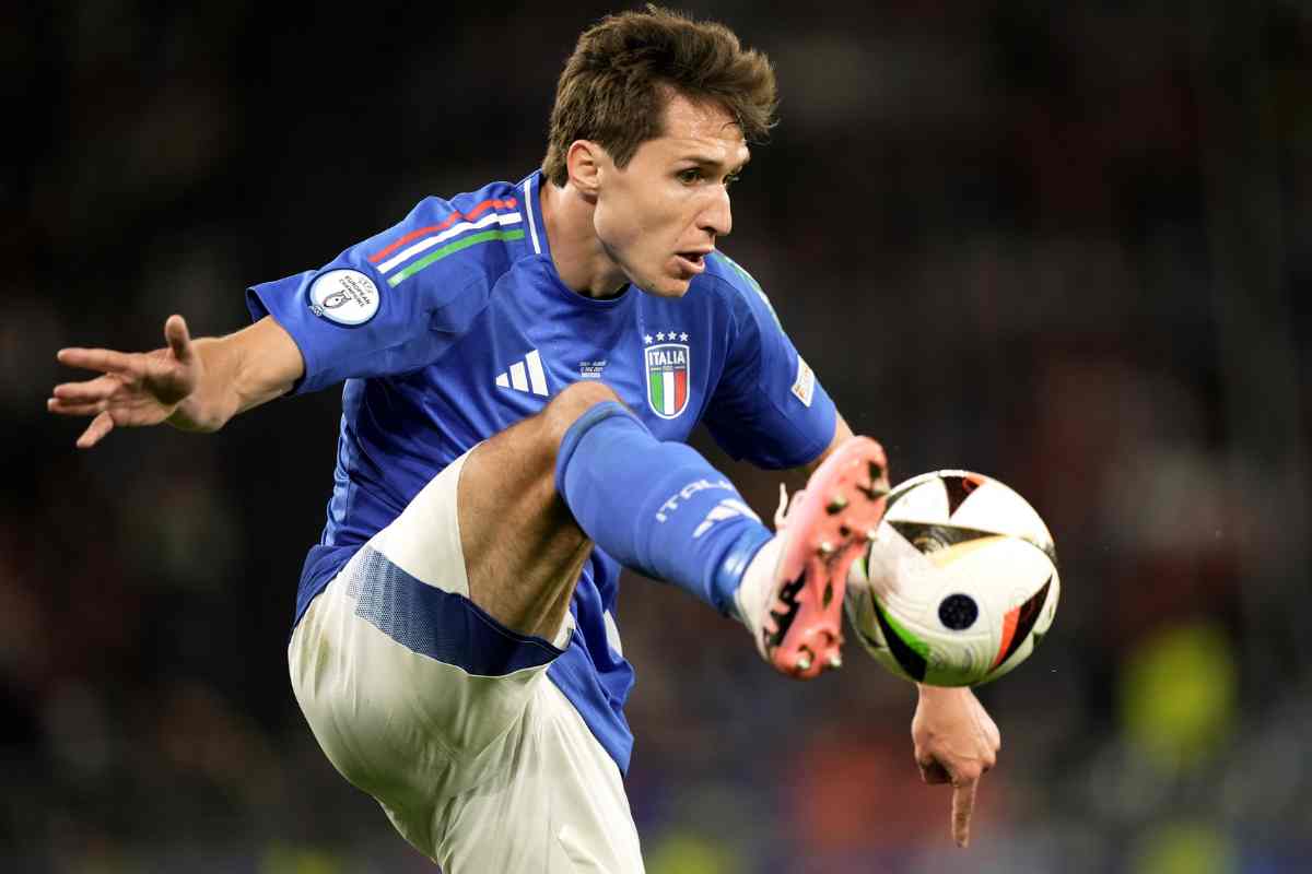 Federico Chiesa in azione con l'Italia 