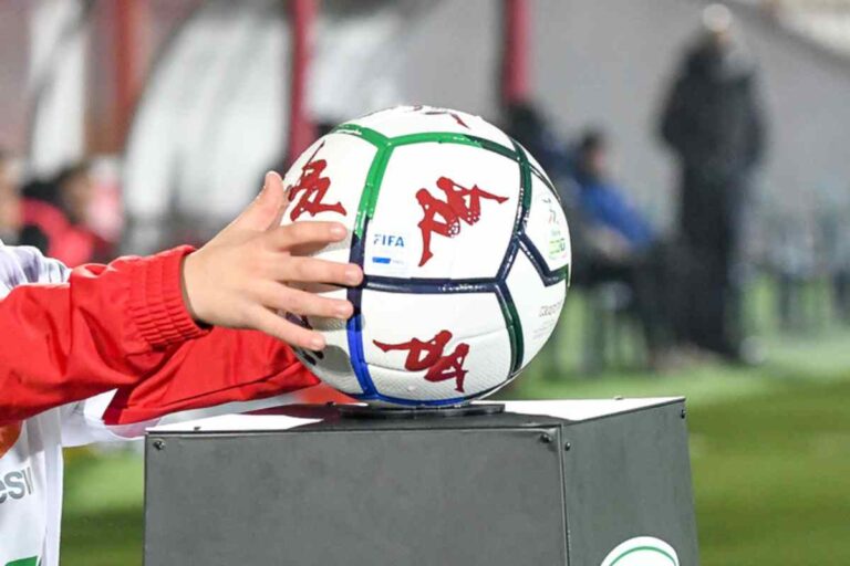 Bambino accoltellato per un pallone