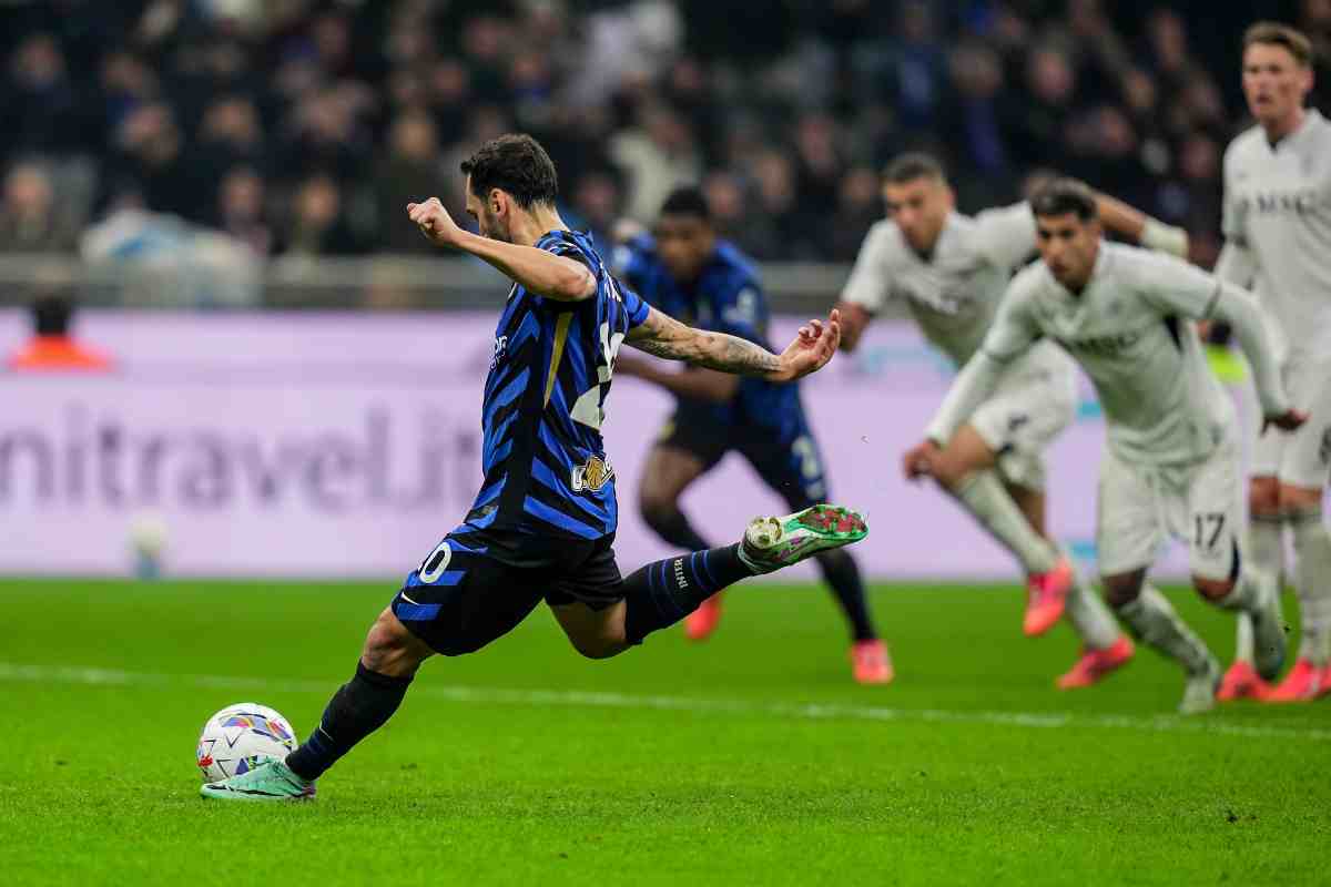 Calhanoglu calcia il rigore sul palo