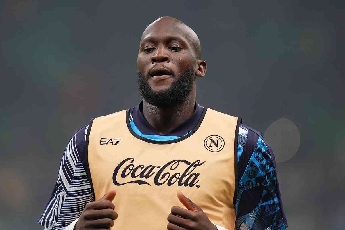 Lukaku durante il riscaldamento a San Siro