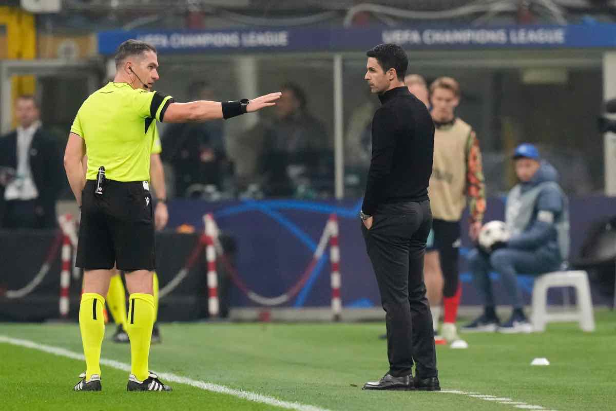 Arteta a colloquio con l'arbitro