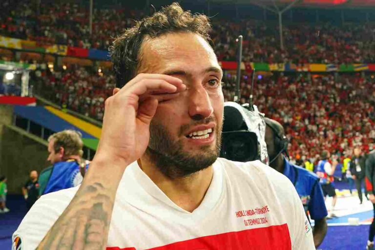 Le lacrime di Calhanoglu con la Turchia