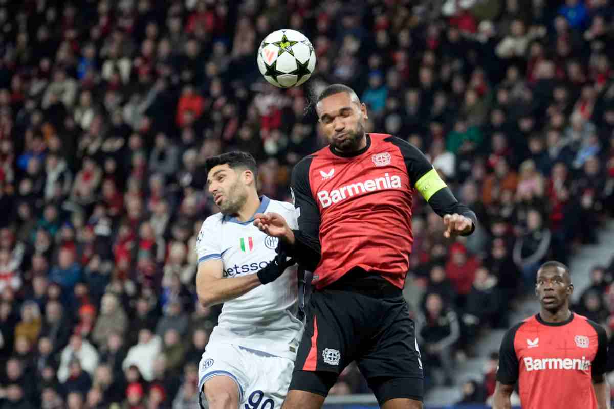 Jonathan Tah duella con Taremi