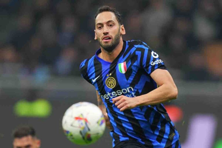 Calhanoglu in azione con l'Inter