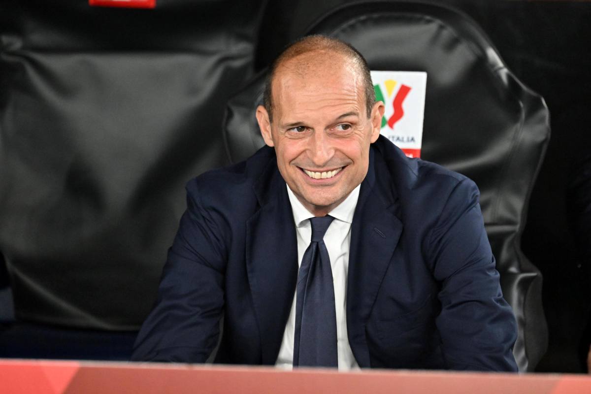 Massimiliano Allegri sorride in panchina