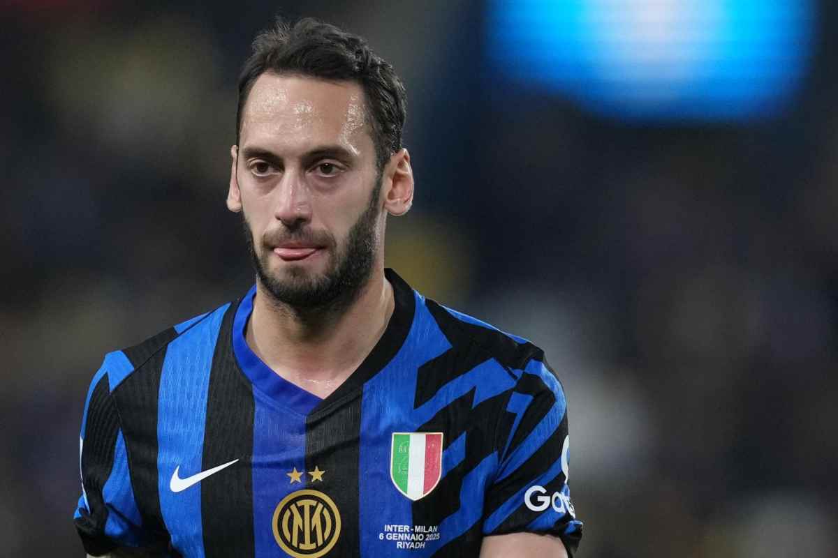 Calhanoglu esce dal campo per infortunio