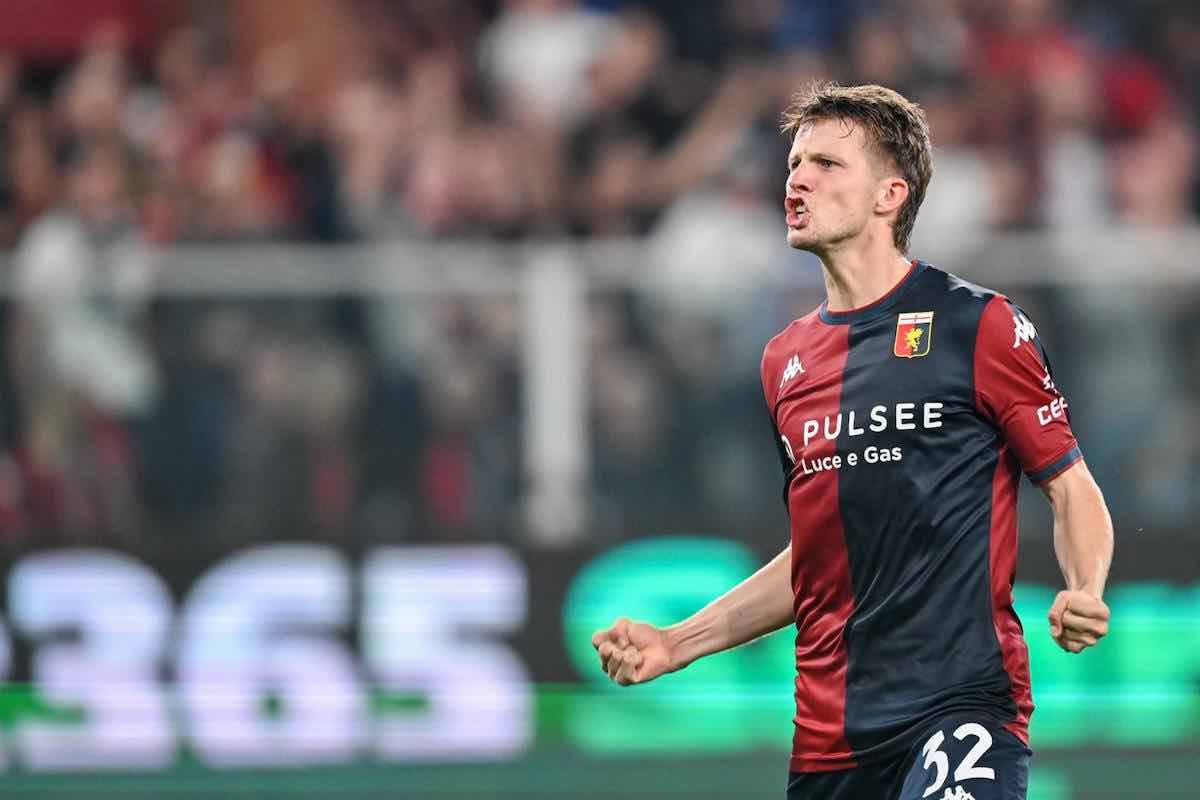 Frendrup centrocampista del Genoa esulta dopo un gol