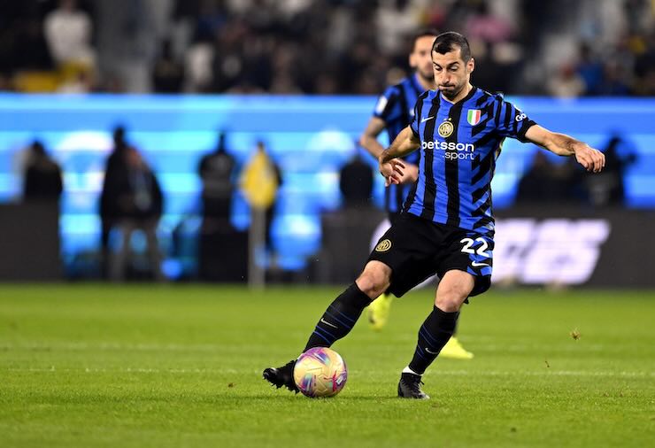 Mkhitaryan centrocampista dell'Inter mentre calcia il pallone