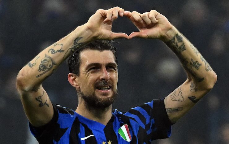 Acerbi esulta dopo un gol con il segno del cuore