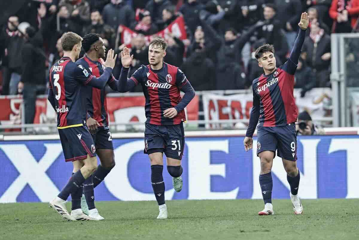 I giocatori del Bologna esultano dopo un gol