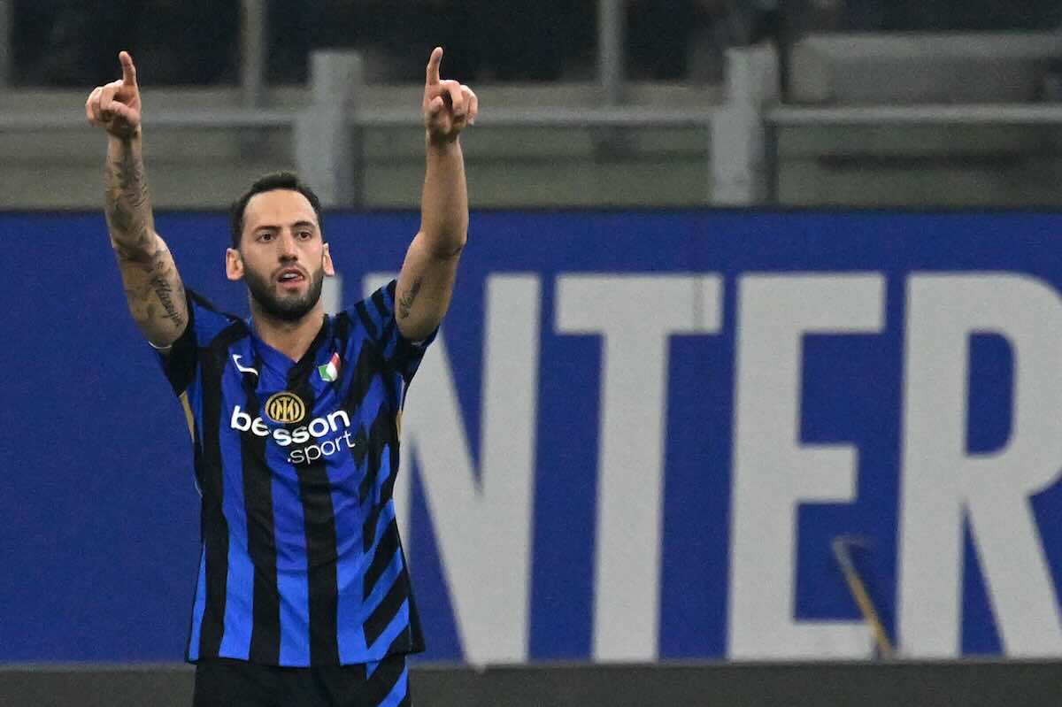 Calhanoglu centrocampista dell'Inter esulta dopo un gol