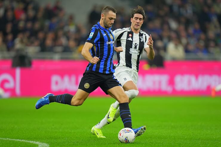 De Vrij mentre calcia il pallone