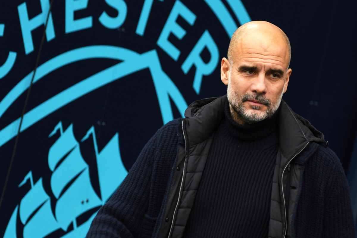 Guardiola con il simbolo del City