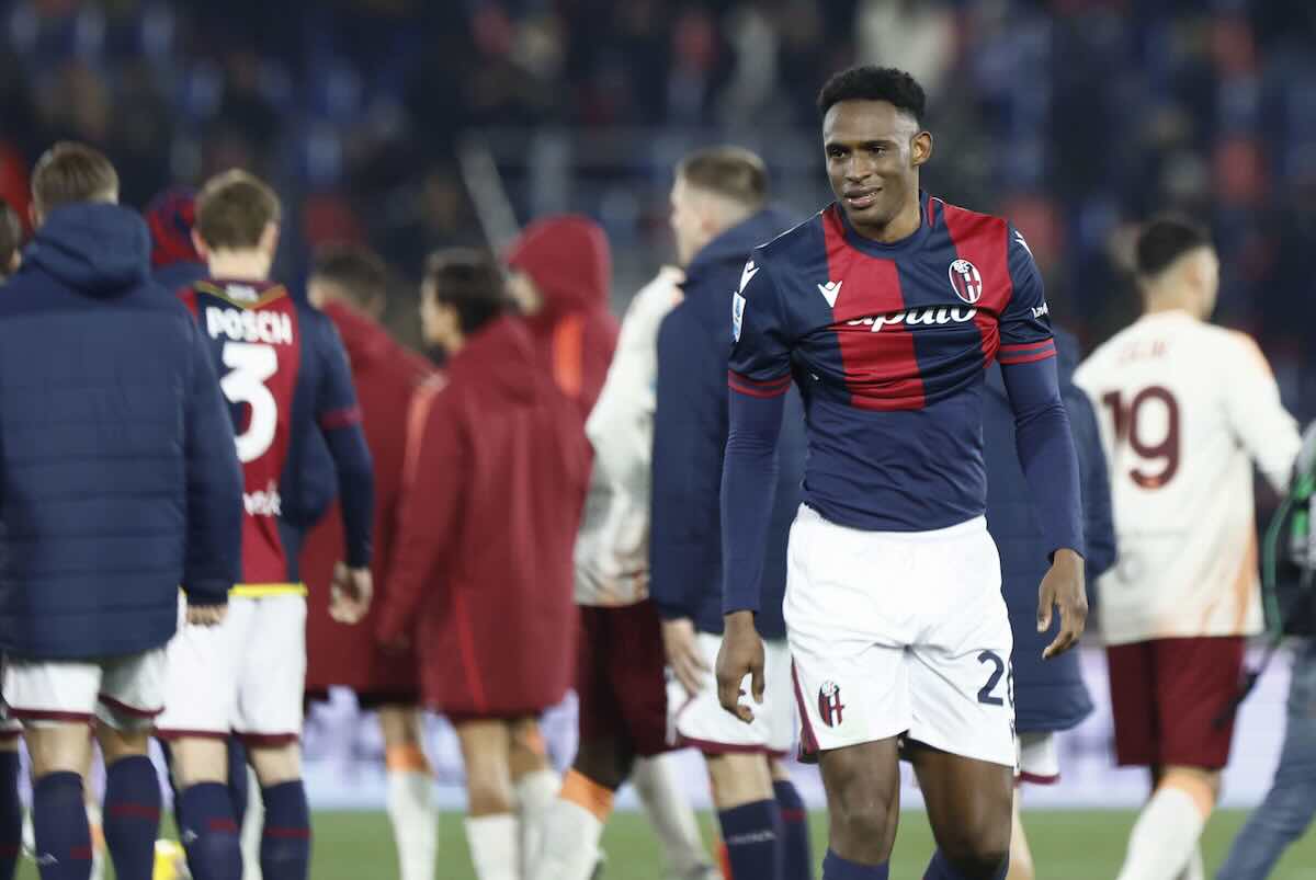 Lucumi difensore del Bologna a fine partita con la maglia alzata