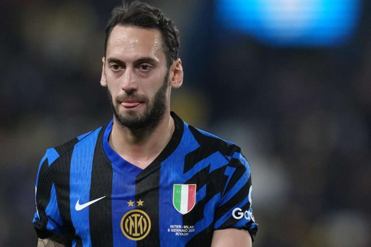 Calhanoglu in primo piano con l'Inter