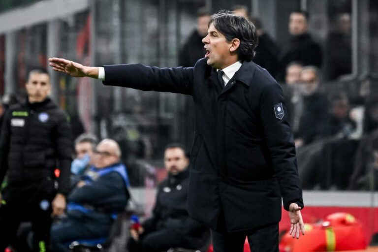 Simone Inzaghi dà indicazioni dalla panchina