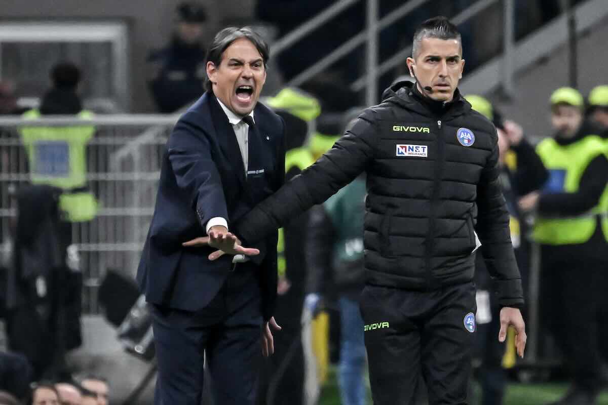 Inzaghi allenatore dell'Inter dà indicazioni da bordo campo